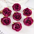 Nahaufnahme Detail der dunkelvioletten künstlichen Rosenblütenköpfe als Foto-Requisiten. - Fuchsia