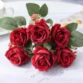 Kunstmatige rode rozen boeket neppe bloemen voor huisdecoratie en huwelijksfeestarrangement. - Rood