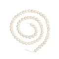 Nahaufnahme von 5-6 mm natürlichen weißen Süßwasserperlen in Spiralform - Süßwasser Fast-runde Perle (3A) / 5-6mm / 34cm Strang (ca. 70 Stück) / Weiß