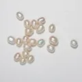 Detailansicht natürlicher Süßwasserperlen in Reisform mit hohem Glanz für DIY-Schmuck. - Süßwasser-Reisperle (3A) / 5.5-6mm / 10 Stück/Packung / Weiß
