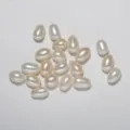 Makroansicht von weißen Süßwasser-Reisperlen mit ihrem natürlichen Glanz und Textur - Süßwasser-Reisperle (3A) / 7.5-8mm / 10 Stück/Packung / Weiß