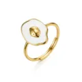 Primo piano di anello stile oceano placcato oro 14k con smalto bianco e conchiglia - Anello con Conchiglia / Argento 925 / Taglia US 7 Regolabile / Oro