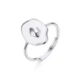 Primo piano di anello aperto in argento S925 minimalista con conchiglia e smalto - Anello con Conchiglia / Argento 925 / Taglia US 7 Regolabile / Argento