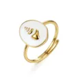 Dettaglio macro di un anello regolabile in argento 925 con conchiglia dorata su smalto - Anello di Conchiglia / Argento 925 / Taglia US 7 Regolabile / Oro