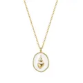 Detaillierte Makroansicht des goldenen Muschelmotivs auf dem weißen Emaille-Anhänger. - Schnecken-Rundplattenstil (SAPN62) / 45cm Größe / Gold