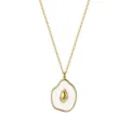 Detailansicht der eleganten weißen Emaille-Oberfläche und des goldenen Muschelmotivs dieser Kette. - Muschel-Stil (SAPN63) / 45cm Größe / Gold