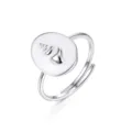 Primo piano di un anello regolabile in argento 925 con smalto bianco e motivo a conchiglia. - Anello di Conchiglia / Argento 925 / Taglia US 7 Regolabile / Argento