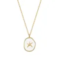Detailansicht einer goldenen Seestern-Halskette mit weißem Emaille-Oval-Anhänger - Seestern-Stil (SAPN61) / 45cm Größe / Gold