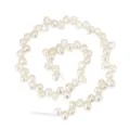 Makroansicht eines natürlichen weißen Barock-Süßwasserperlenstrangs für DIY-Schmuck - Unregelmäßige Perle (4A) / 5-6mm / 33cm Strang / Weiß