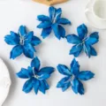 Blauwe kunstmatige lelie bloemhoofdjes 12cm bruiloft studio hotel muur decoratie bloemen - Saffierblauw
