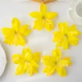 Kunstmatige gele lelie bloemhoofdjes voor bruiloft feest en mooie huiswand decoratie. - Geel