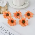 Oranje kunstmatige madeliefje bloemhoofdjes voor DIY handwerk, bruiloft en haaraccessoires. - Oranje