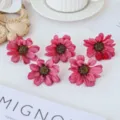 Künstliche Seidenblumen Gänseblümchen Köpfe für DIY Handwerk, Heimdekoration und Haarstyling. - Rot