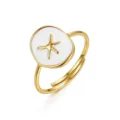 Dettaglio macro di un anello a stella marina dorata con smalto bianco e fascia aperta - Anello Stella Marina / Argento 925 / Taglia US 7 Regolabile / Oro