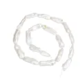 Detailansicht von hochglänzenden 7x11mm Barock-Biwa-Perlen für handgefertigten Schmuck - Unregelmäßige Biwa-Perle (3A) / 7*11mm / 37cm Strang / Weiß