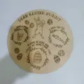 Plateau de charcuterie en bois de lapin de Pâques avec texte festif gravé au laser et motifs. - Rond 30cm