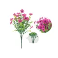 Primo piano dei dettagli del bouquet di fiori artificiali rosa con steli e foglie. - Rosso rosa
