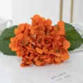 Kunstmatige oranje hortensiaboeket met groene bladeren voor thuisbruiloftdecoratie en bloemen. - Twee-bladige hortensia - karamel