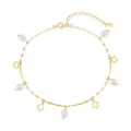 Nahaufnahme eines goldenen Fußkettchens mit hohlen Kleeblatt-Anhängern und eleganten weißen Perlen - Vierblättriges Kleeblatt Perle Stil (SA105) / 2.6g / 14K Vergoldet