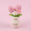 Nahaufnahme der handgehäkelten Tulpen-Topfpflanze mit 'HandMade'-Label-Detail - Rosa