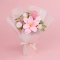 Vue détaillée d'un bouquet de fleurs au crochet fait main avec tulipes et fleurs roses - Bouquet de Tulipes en Fleurs (Rose Bulle) - Moyen / Rose