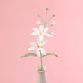 Detailansicht einer fein handgefertigten weißen gehäkelten Orchidee mit grünen Blättern. - Weiß