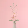 Detailansicht der handgefertigten rosa Häkel-Marsorchidee zur Heimdekoration - Rosa