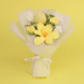 Détail d'un bouquet de tulipes jaunes au crochet fait main avec un ruban décoratif chic - Bouquet de Tulipes en Fleurs (Rose Bulle) - Moyen / Jaune