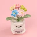 Détail d'un pot de fleurs ne m'oubliez pas au crochet fait main avec carte - Plante en Pot Myosotis Multicolore (Pot d'Expression Blanc) Avec Carte