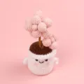 Succulente crochetée rose faite main dans un pot blanc avec visage souriant. - Succulente Oeuf de Pêche en Pot (Pot Souriant Blanc) / Blanc
