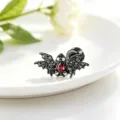 Detalle de pendiente de ala de murciélago gótico con piedra roja de gota y acabado negro. - Negro Rojo (Una Pieza)