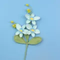 Nahaufnahme einer handgehäkelten Phalaenopsis-Blume mit blauen Blättern und Stiel. - Blau
