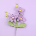 Detaillierte Ansicht der exquisiten handgefertigten lila Häkel-Phalaenopsis-Orchidee - Lila