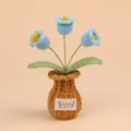 Close-up van een handgemaakte gehaakte klokjesbloem potplant met een HandMade-label - 3 Koppen Lelietje-van-dalen Bruine Vaas - Blauw