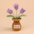 Macro-weergave van handgemaakte paarse gehaakte bloempot met decoratief etiket - 3 Koppen Lelietje-van-dalen Bruine Vaas - Paars