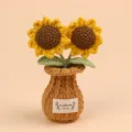 Detailopname van handgemaakte gehaakte zonnebloem in pot met decoratief label op vaas - Tweekoppige Zonnebloem Bruine Vaas