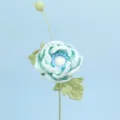 Detail van handgehaakte lichtblauwe ranonkelbloem met duidelijke garenstructuur - Blauw