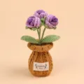 Detailopname van een handgemaakte paarse gehaakte bloem in pot met stoffen label - Gradiënt Paars - 3 Koppen Roos Bruine Vaas