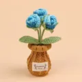 Gedetailleerde close-up van een handgemaakte blauwe gehaakte bloem met stoffen label - Gradiënt Blauw - 3 Koppen Roos Bruine Vaas