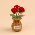 Detail van handgemaakte gehaakte rode roos in pot met een 'HandMade' stoffen label - Rood - 3 Koppen Roos Bruine Vaas
