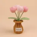 Detailopname van een roze handgehaakte tulp in een bruine geweven pot op beige - Gradiënt Roze - 4 Koppen Tulp Bruine Vaas