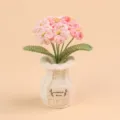 Detailweergave van handgehaakte roze bloempot met 'HandMade'-label - Vergeet-mij-nietje Witte Vaas - Gradiënt Roze
