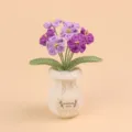 Handgemaakte paarse gehaakte bloemen in een witte geweven vaas met decoratief label. - Vergeet-mij-nietje Witte Vaas - Gradiënt Paars