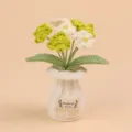 Detailweergave van handgebreide lelietje-van-dalen bloemen in een witte gehaakte pot - Vergeet-mij-nietje Witte Vaas - Gradiënt Groen