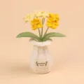 Close-up van handgemaakte gehaakte bloemen in een witte gebreide vaas gedetailleerd beeld - Vergeet-mij-nietje Witte Vaas - Gradiënt Geel