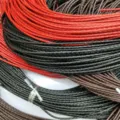 Vista macro detallada de cordones de cuero trenzado rojo, negro y marrón para joyería DIY - 2.5mm / Rojo