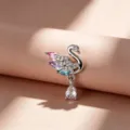 Zwaan-vormige titanium piercing oorbel met kleurrijke kristallen en een druppelhanger - Zwaan Traan (Buitendraad RVS Staaf Enkel) / Enkel Stuk