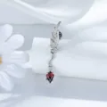 Piercing oreja ala de ángel estilo oscuro único con piedra roja brillante talla rombo - Ala Derecha - Varilla de Titanio (A1465-1) / Pieza Única / Plateado Rojo