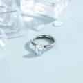 Anello piercing in titanio F136 con zircone da 4mm su sfondo ghiaccio fresco - 8mm / Bianco