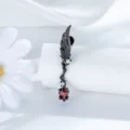Pendiente de ala de ángel oscuro gótico con piedra de corazón rojo y acabado en titanio negro - Ala Derecha - Varilla de Titanio (A1465-2) / Pieza Única / Negro Rojo
